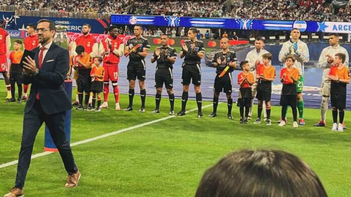 El pastor Emilio Agüero Esgaib camina en el campo donde dio su bendición para la Copa América