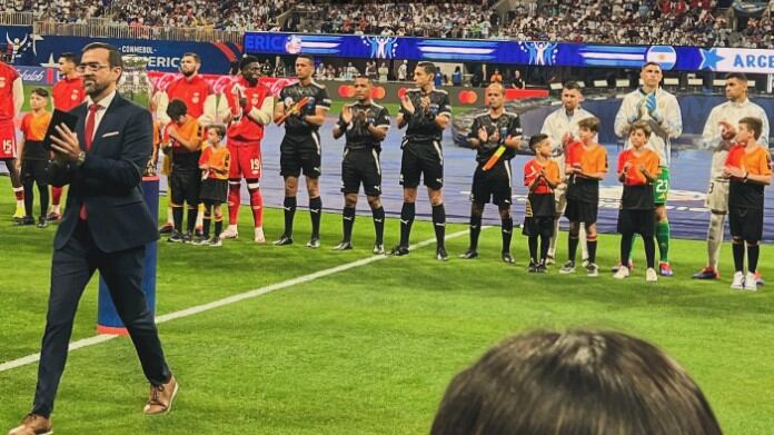 El pastor Emilio Agüero Esgaib camina en el campo donde dio su bendición para la Copa América