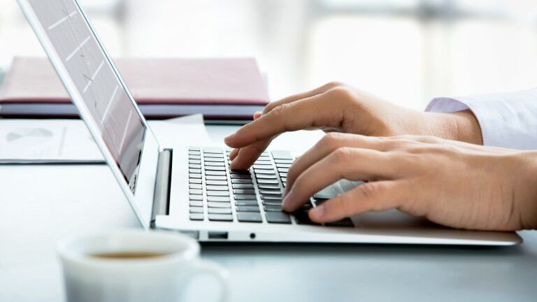 Los latinos escogen el ámbito de tecnología porque no deben hacer inversiones significativas.