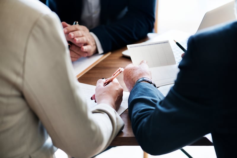 Un testamento es la mejor manera de ordenar los deseos del firmante, ya que se hace constar de forma legal que su voluntad se cumplirá cuando fallezca, facilitando el reparto de los bienes y evitando problemas a familiares y allegados. Fotos: Freepik y Unsplash.