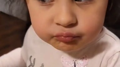 Niña come jalapeños