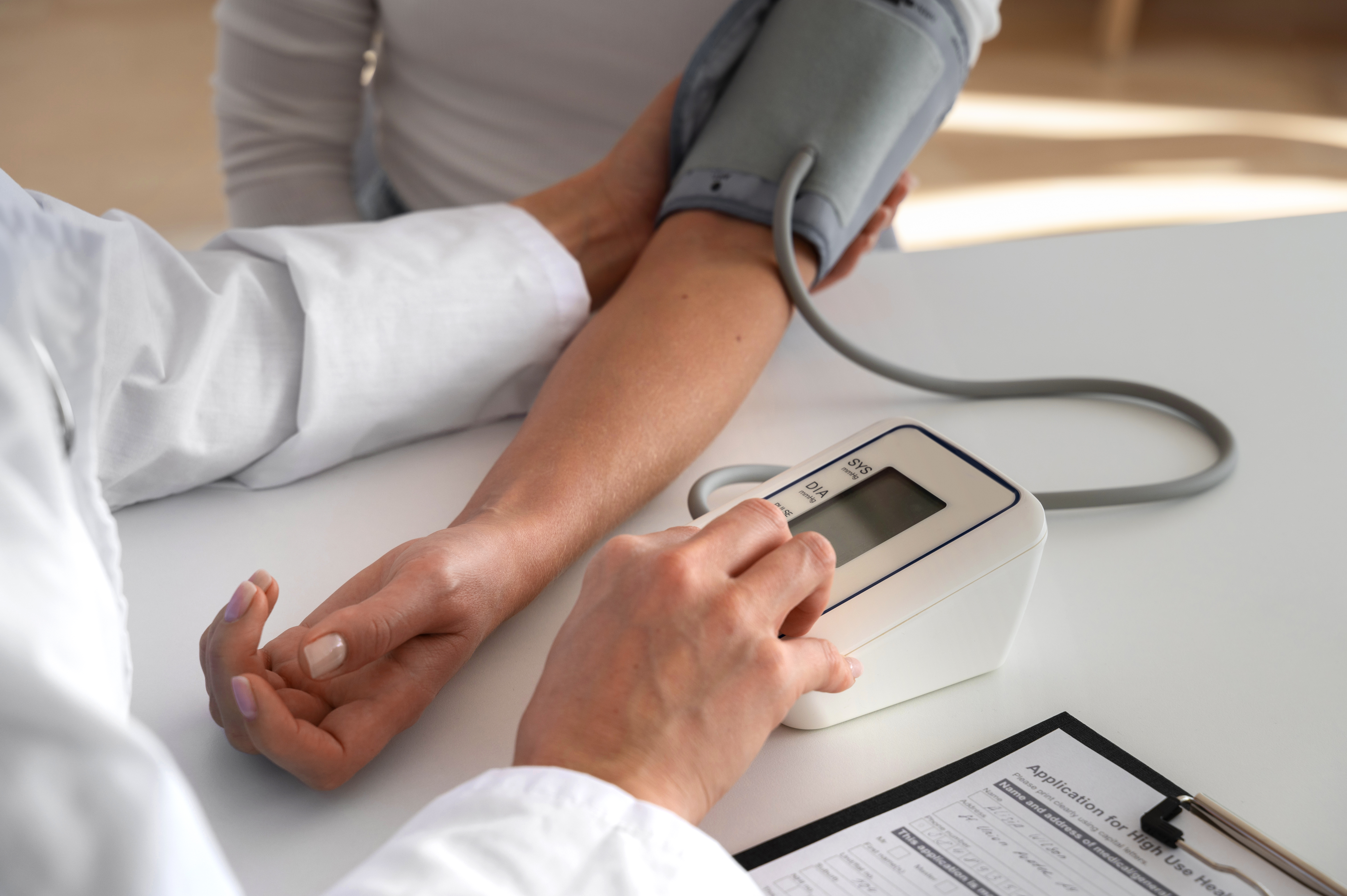 Muchas personas tienen hipertensión y no lo saben. Conoce los riesgos para la salud y qué cambios pueden ayudar a prevenirla y mantenerla bajo control. Foto: Magnific.