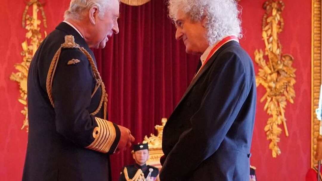 El Rey Carlos III nombró como "Sir" a Brian May.