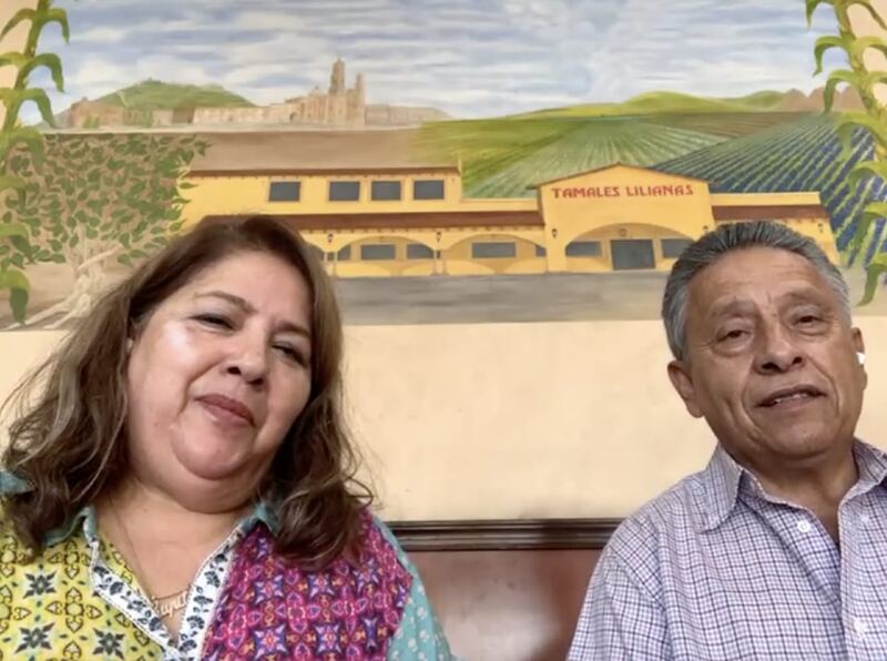 Los expertos en tamales mexicanos, Juan Manuel Santoyo y Guadalupe, trabajan de la mano.