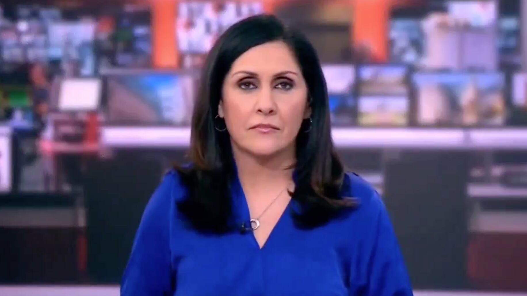 Presentadora de la BBC inició el noticiero mostrando el dedo del medio en vivo y directo.