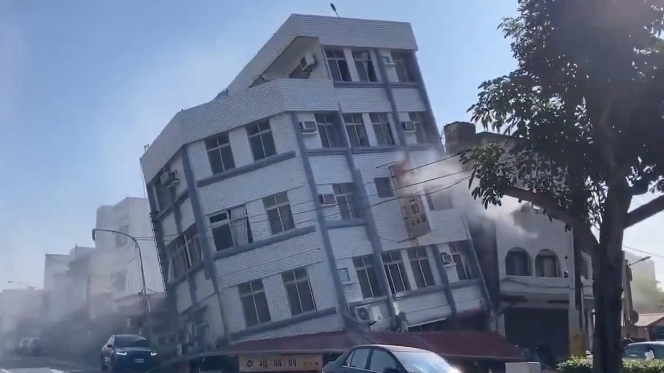 Colapsan edificios tras fuerte terremoto en Taiwán
