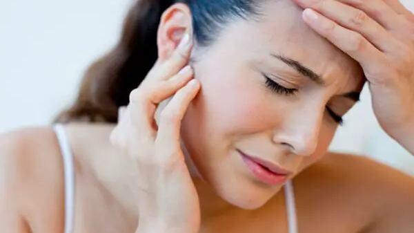 Las personas que padecen esta condición describen que sienten un sonido frecuente en los oídos.