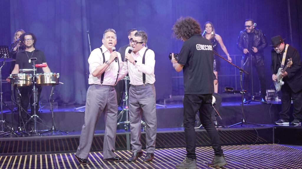 De izquierda a derecha. Presentador Daniel Sarcos junto al cantautor Rafael Pollo Brito en plena jornada de trabajo con el director de REC 305 corp, Pedro Barboza.