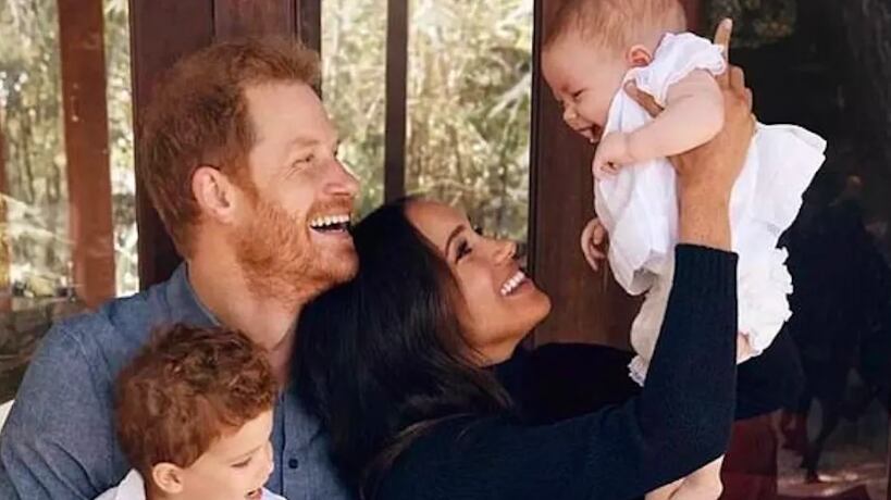 O Príncipe Harry e a atriz e Duquesa Meghan Markle com os filhos — Foto: Divulgação