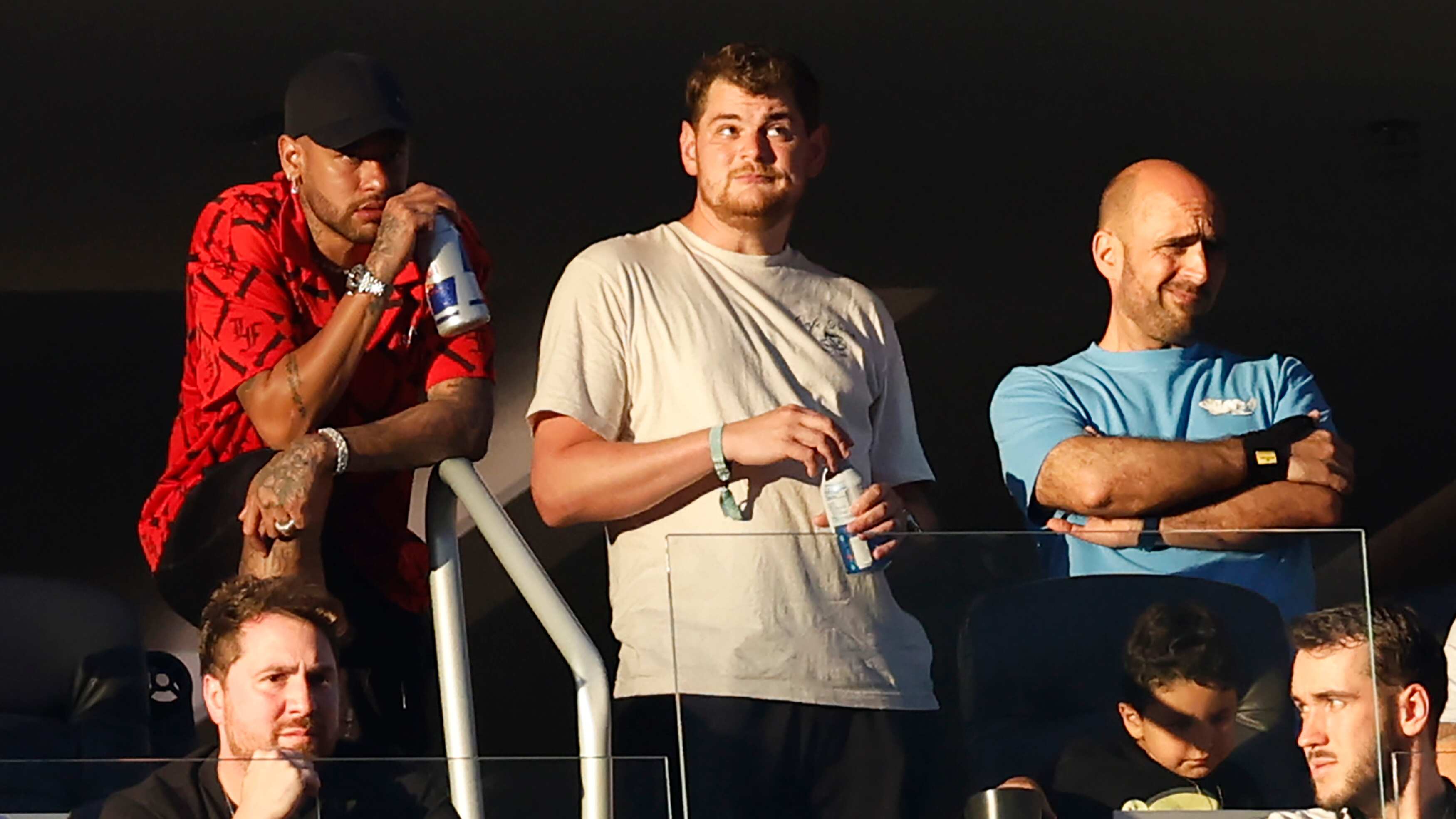 Neymar compró dos camisetas de Brasil en un semáforo