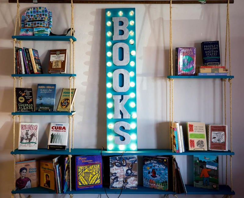 En el Hotel McCoy, 720 W, se encuentra la sede principal de Barrio Books.