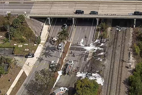 Caos en zona de Boca Ratón luego que avioneta se estrellara cerca de autopista