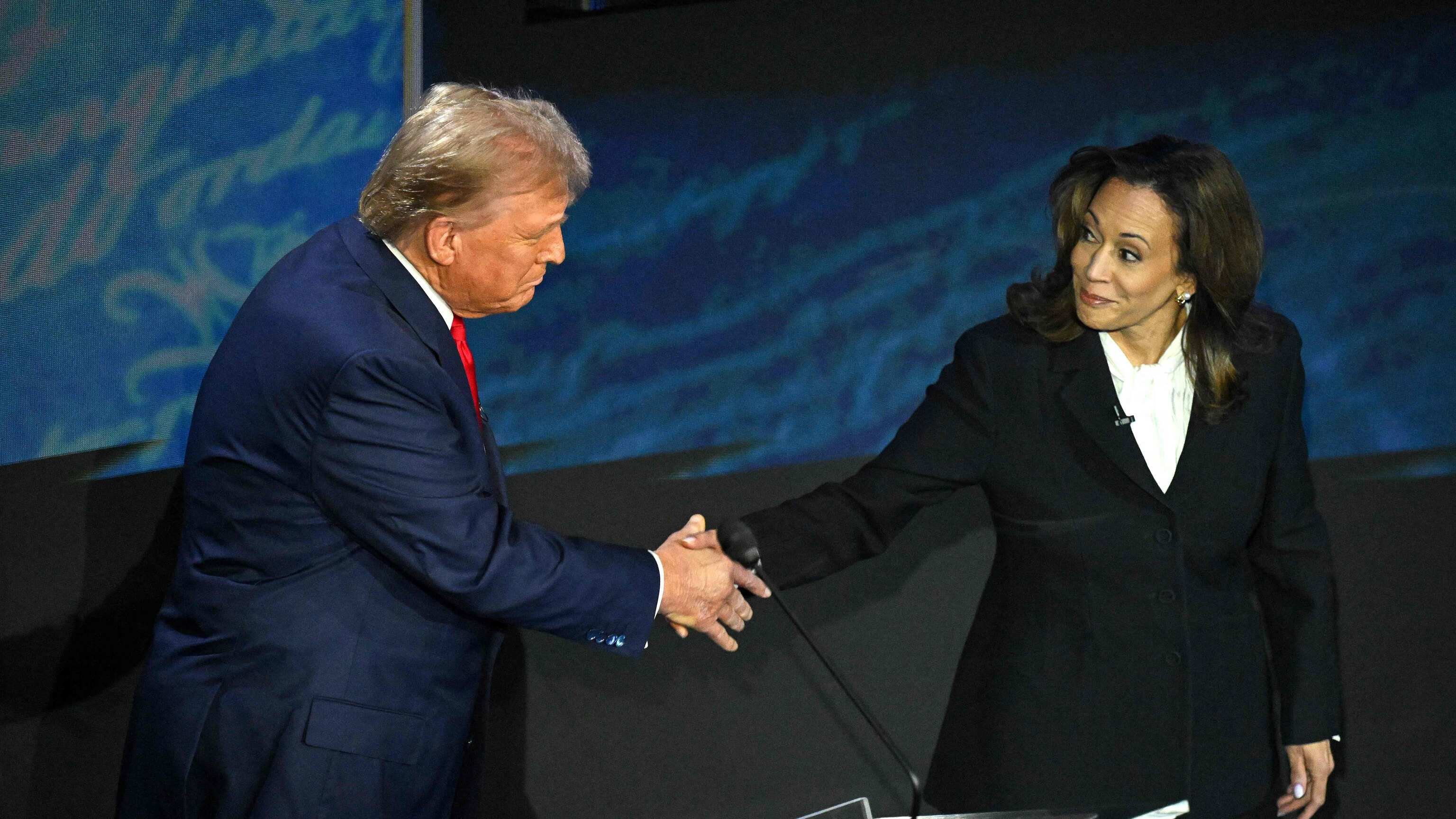 Apretón de manos entre los candidatos presidenciales Donald Trump y Kamala Harris