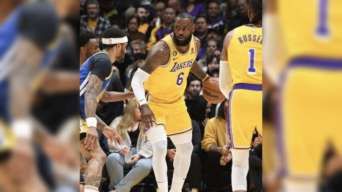 LeBron James vistiendo las LeBron 2