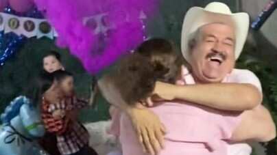 Abuelos contentos por su primera nieta