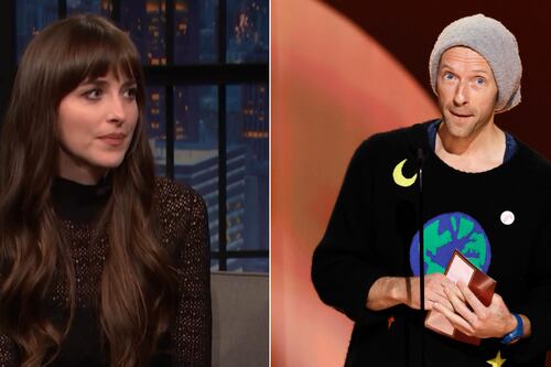 Dakota Johnson apareció con su anillo de compromiso para descartar rumores de quiebre con Chris Martin