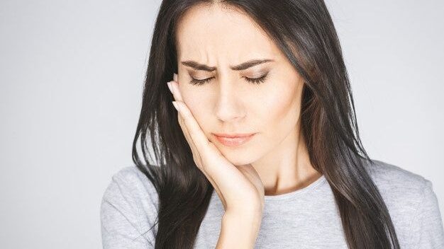 La neuralgia trigeminal puede tratarse con cirugía.