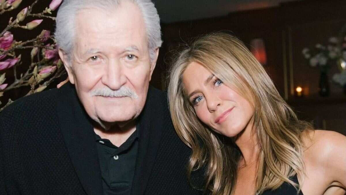 Jennifer Aniston junto a su padre John Aniston