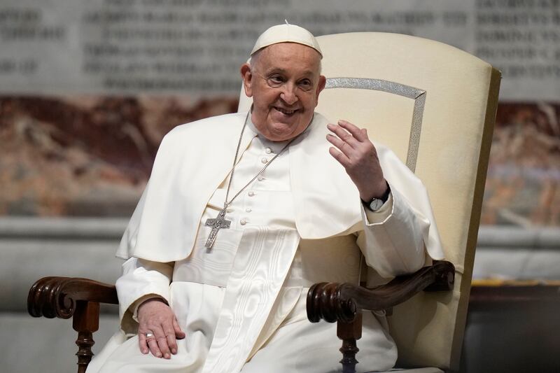 El papa Francisco saluda a los fieles antes de misa en la Basílica de San Pedro, en el Vaticano, el sábado 9 de marzo de 2024. (AP Foto/Alessandra Tarantino)