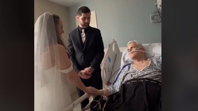 La joven fue al hospital para que su papá la entregara en matrimonio y él murió dos días después