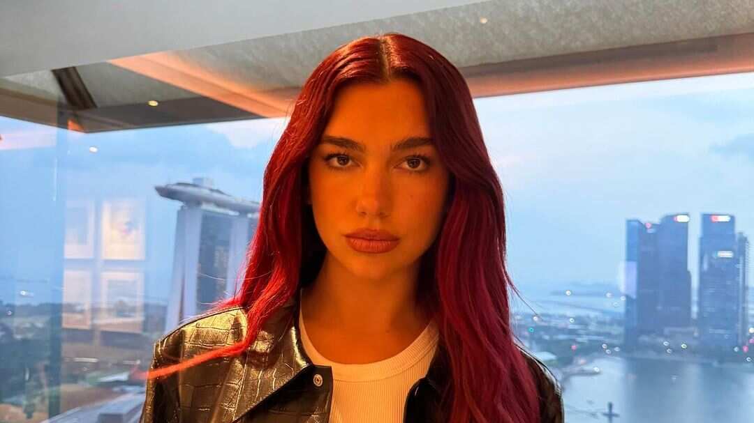 Dua Lipa prova que os sapatos vermelhos estão com tudo nessa temporada