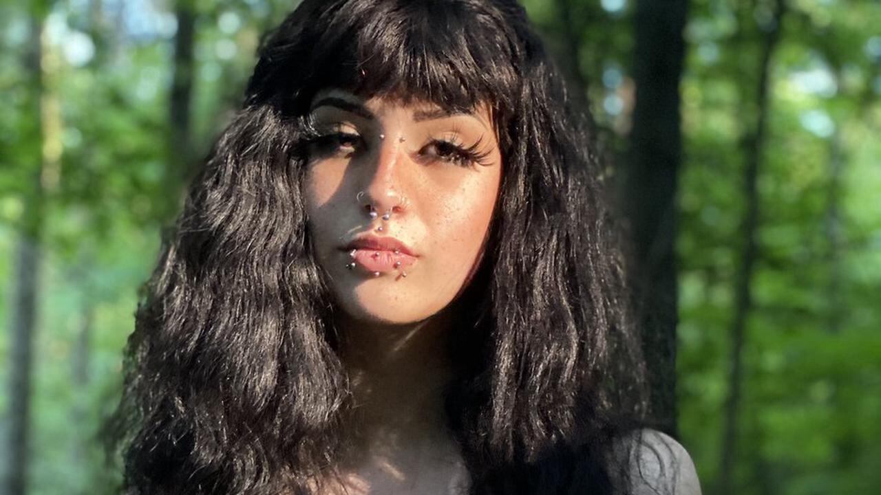 Modelo gótica de OnlyFans innova con increíbles peticiones.