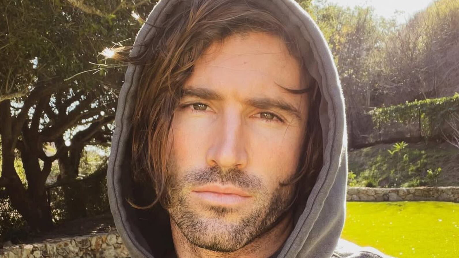 No ha tenido una relación muy cercana con su media hermana