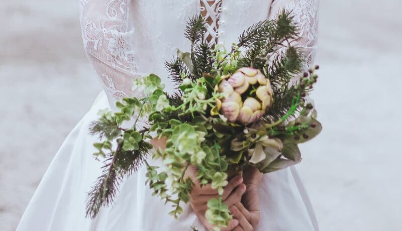 Lo clásico en las bodas es aventar el ramo de flores de la novia