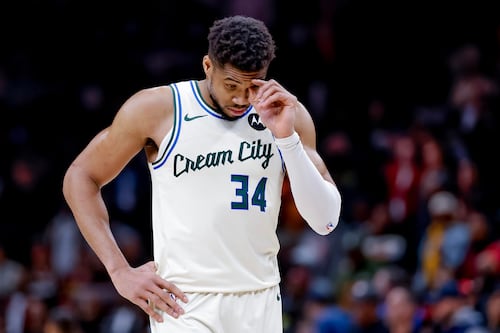Lesión de Antetokounmpo encienden las alarmas en los Bucks: ¿Cuánto tiempo estará fuera?