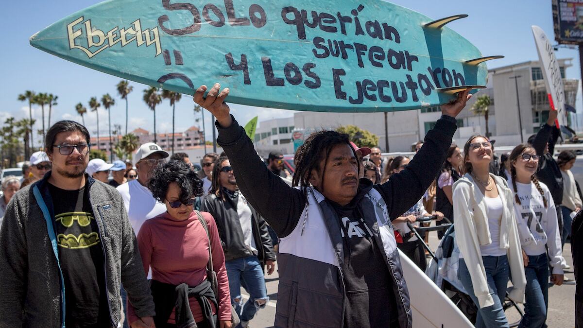 Surfistas marchan para exigir justicia por el asesinato de turistas extranjeros