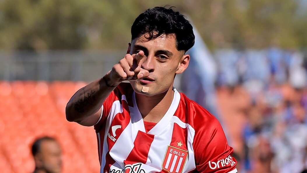 El delantero chileno se mantiene estable en una clínica argentina luego de haber sufrido una serie de convulsiones en el partido entre Estudiantes de La Plata y Boca Juniors.