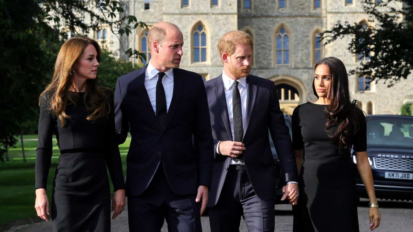 Além das roupas pretas, há outro item que não faltará no look fúnebre das mulheres da realeza, incluindo a princesa de Gales e a duquesa de Sussex: ambas ostentarão os tradicionais véus de luto de renda preta de alguma forma, já que essa é uma rotina nos funerais reais há décadas.