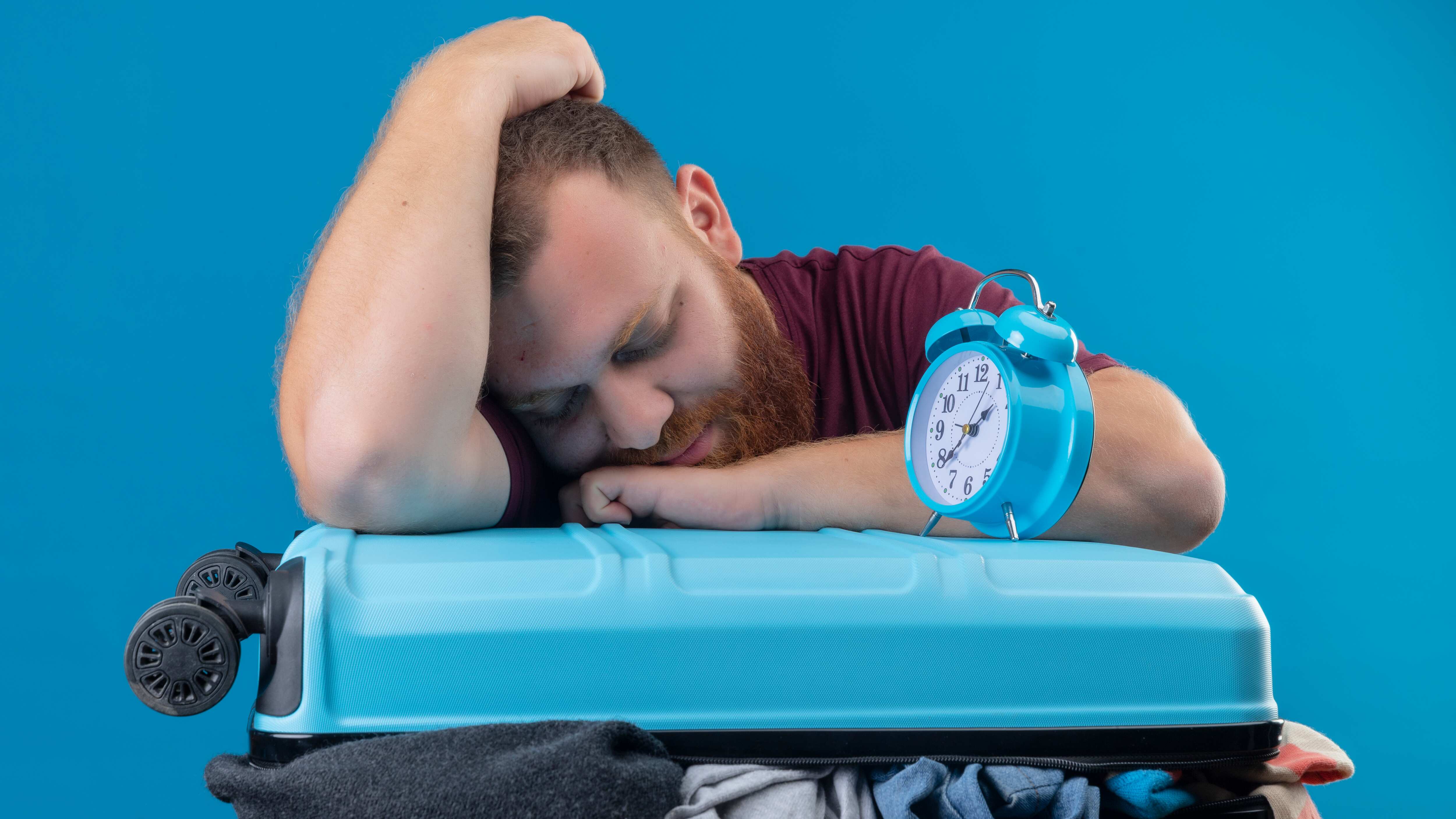 El jet lag, o desfase horario, es un problema temporal del sueño que puede afectar a cualquier persona que atraviese rápidamente varios husos horarios. Foto: Freepik.