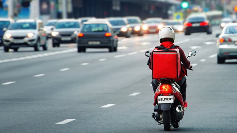 “Nuestra preocupación no surgió de la noche a la mañana, más bien comprendimos cómo avanzaban las nuevas fuentes laborales del país y comenzamos un fuerte trabajo colaborativo, firmando acuerdos con empresas como PedidosYa, Didi, Bicci, Cornershop y Uber, que permitieron al día de hoy, educar e informar a quienes prestan servicios a estas plataformas respecto de cómo acceder al seguro social de accidentes de trabajo y enfermedades profesionales, aun antes de la entrada en vigencia de la ley”, expresó Mariana Alcerreca, gerente de Asuntos Corporativos de Mutual de Seguridad.