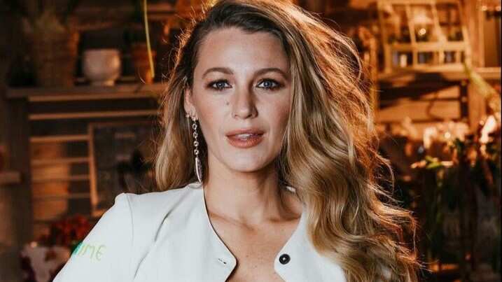 Blake Lively prova como podemos ficar estilosas com looks florais para mulheres 30+