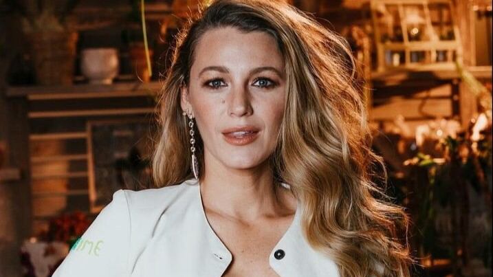 Blake Lively prova como podemos ficar estilosas com looks florais para mulheres 30+
