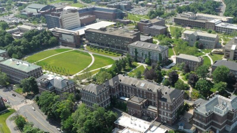 El Instituto Politécnico Rensselaer en Troy, Nueva York, presentó una demanda contra el empleador de un conserje que dice que apagó el congelador.| Foto: Referencial