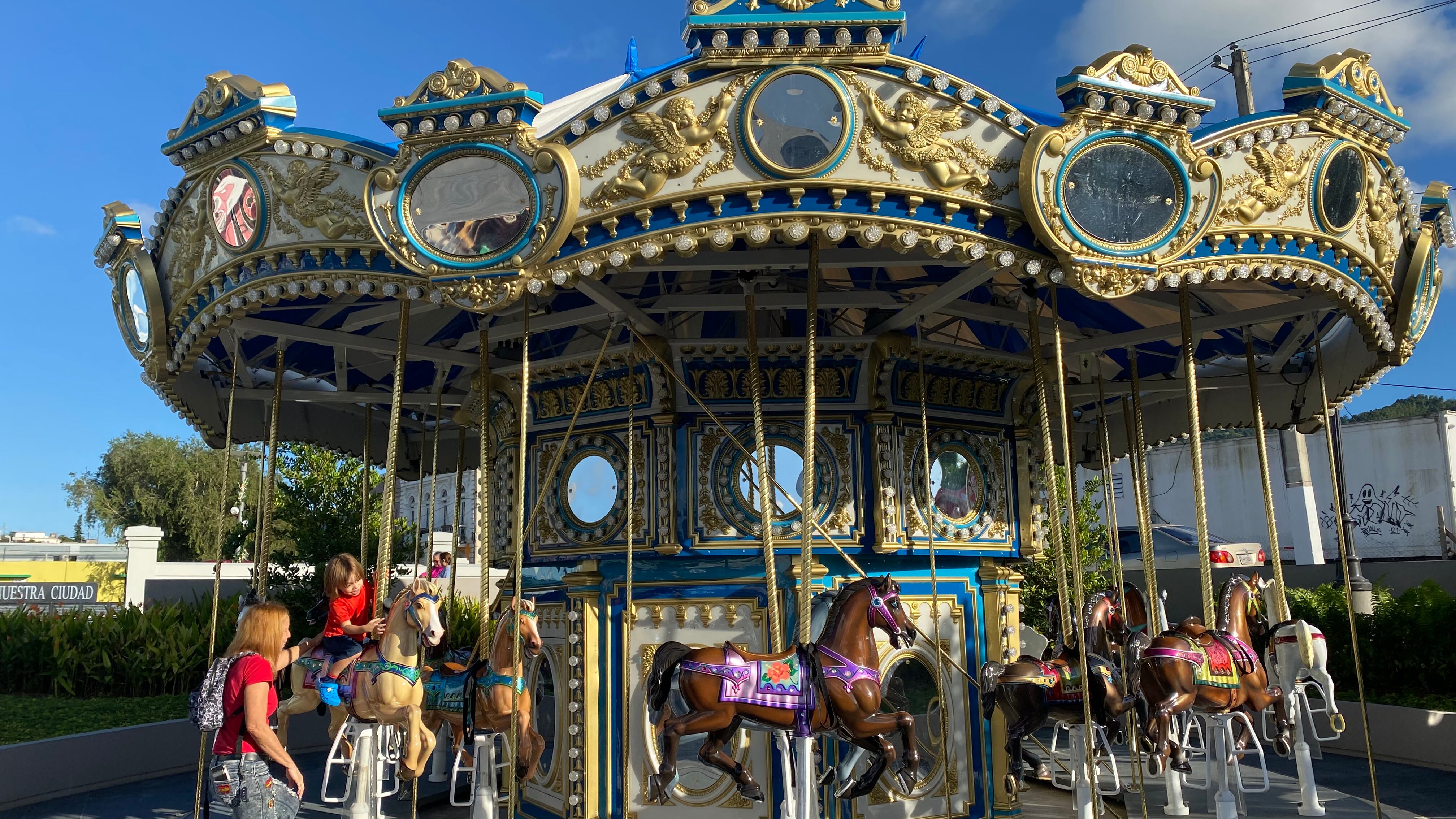 Carrusel en la plaza pública cayeyana.