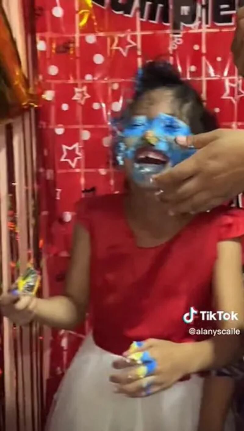 La niña estaba muy risueña