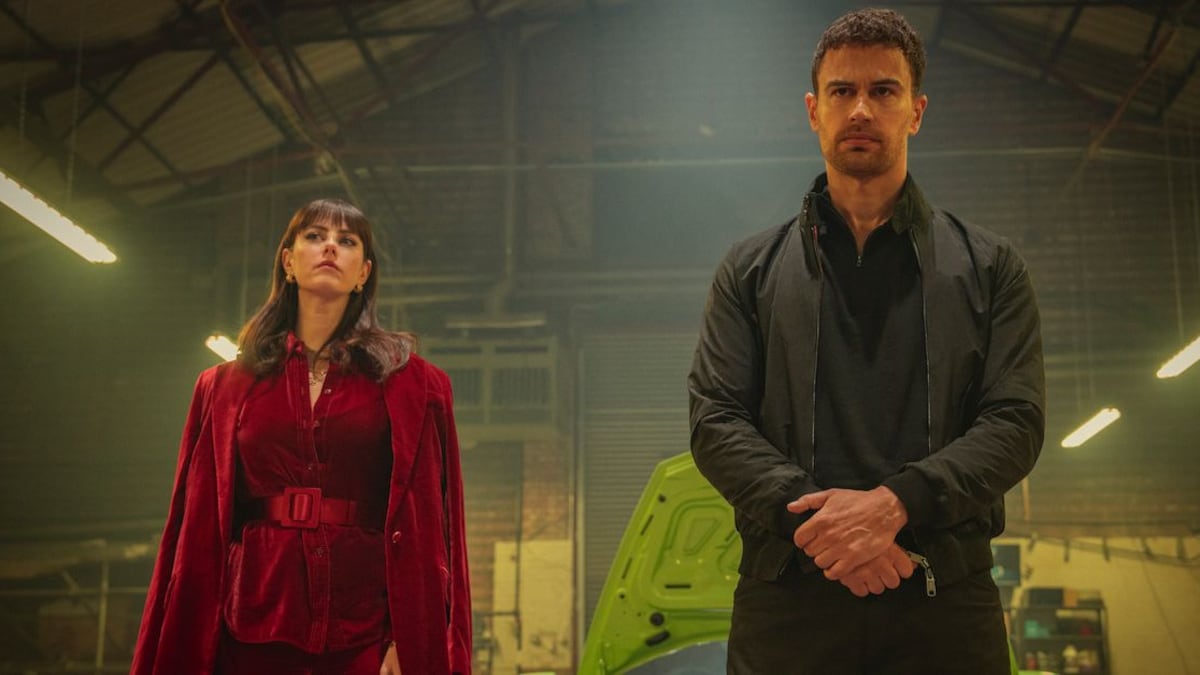 Theo James y Kaya Scodelario en 'Los caballeros'