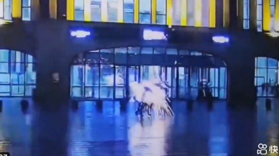 ¡El paraguas los salvó! Pareja sobrevive tras ser alcanzada por un rayo