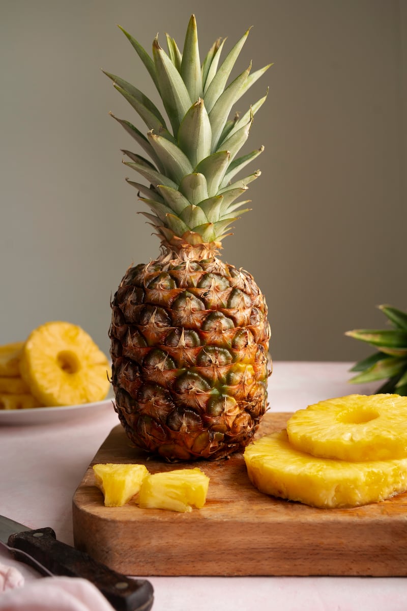 La piña ofrece muchos beneficios para la salud, como ayudar a bajar de peso, proteger de enfermedades cardiovasculares, promover la eliminación de líquidos y mejorar el sistema inmunológico, por ejemplo. Foto: Freepik.