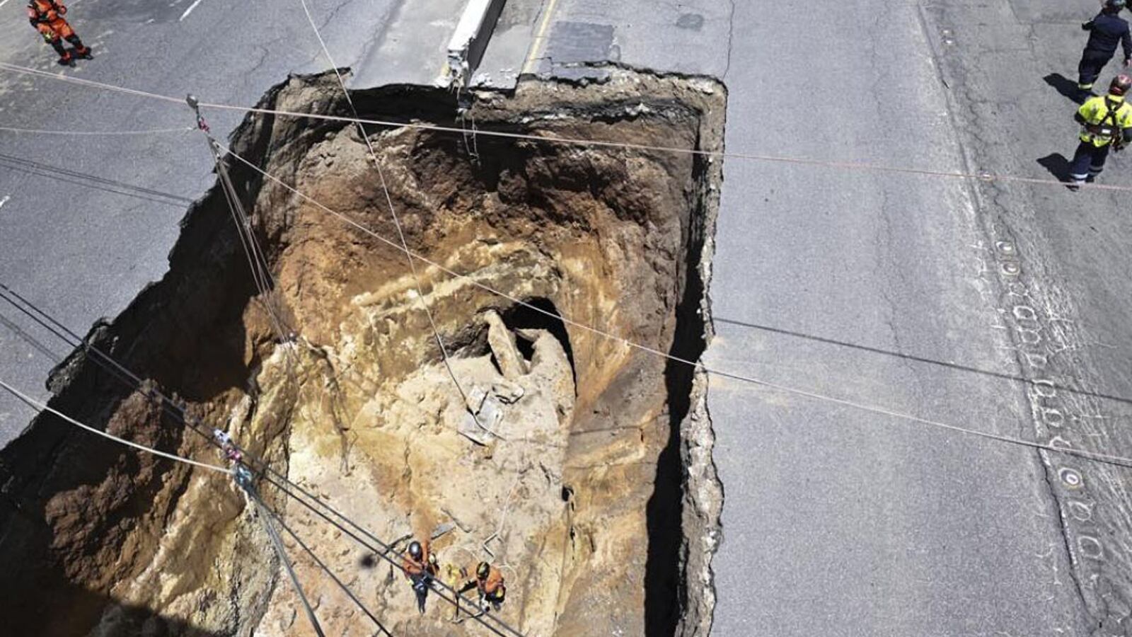 Un socavón enorme deja varios desaparecidos y heridos en Guatemala