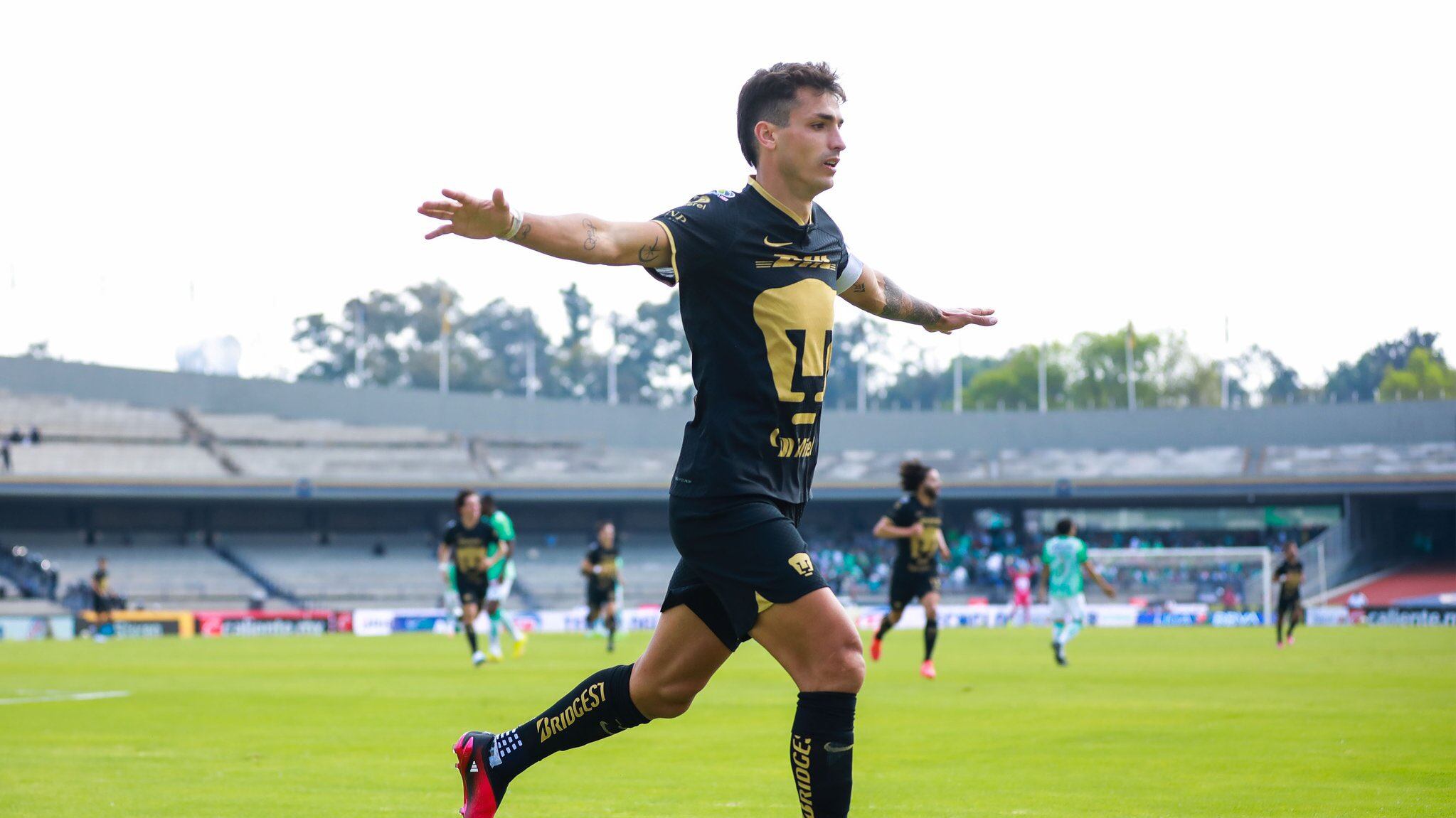 El delantero universitario bailó como el "Medio Metro".