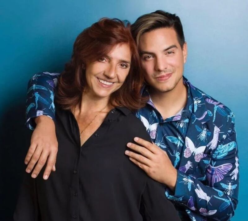 Comparte con su mamá su pasión por el arte
