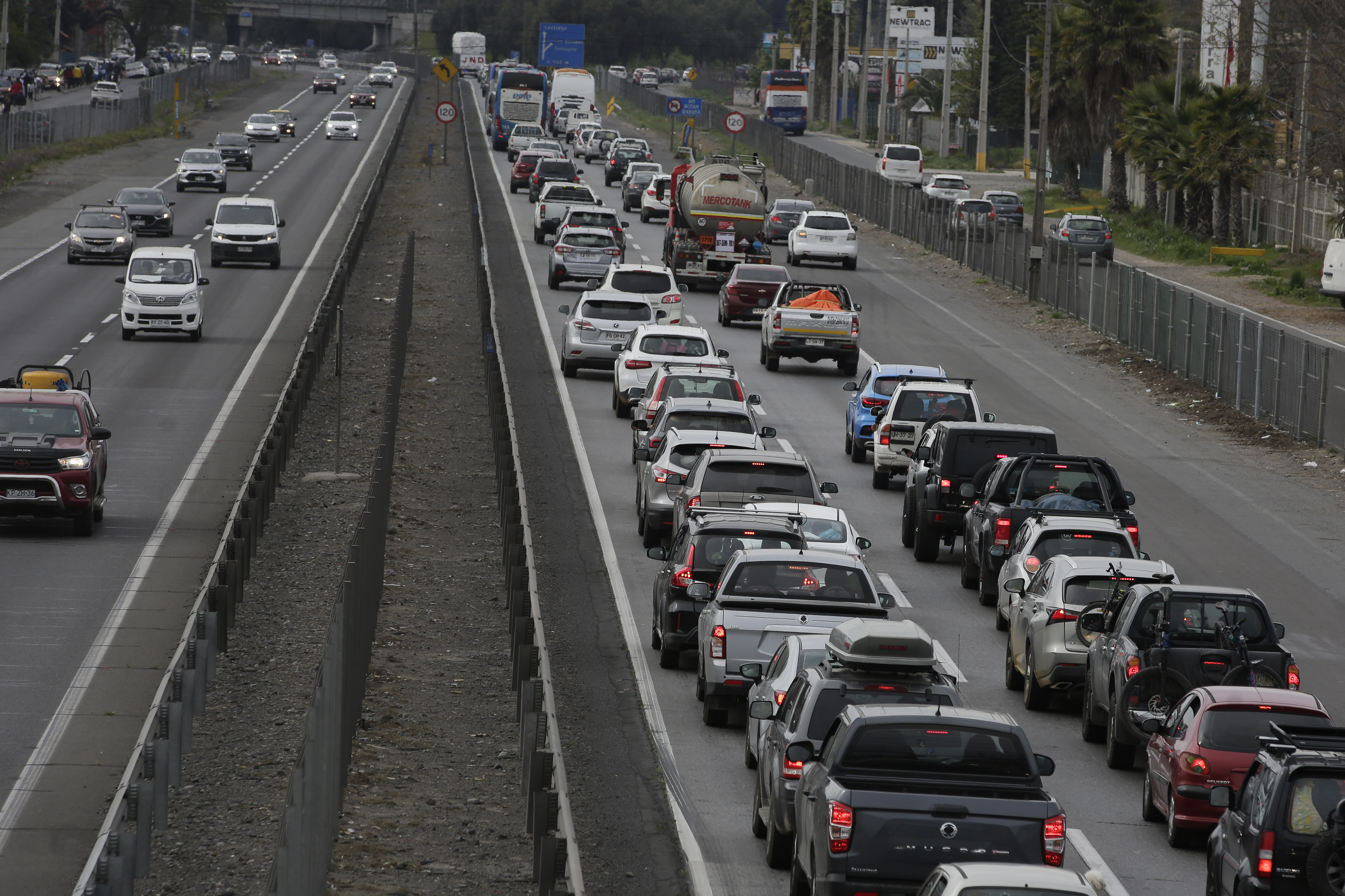Santiago, 19 de septiembre de 2022.
Regreso de automovilistas a Santiago ,se espera que regresen mas 305.000 vehículos a la capital por el Larguísimo feriado de fiestas patrias 2022.En la foto panamericana ruta 5 sur en la provincia del Maipo.
Juan Eduardo Lopez/Aton Chile