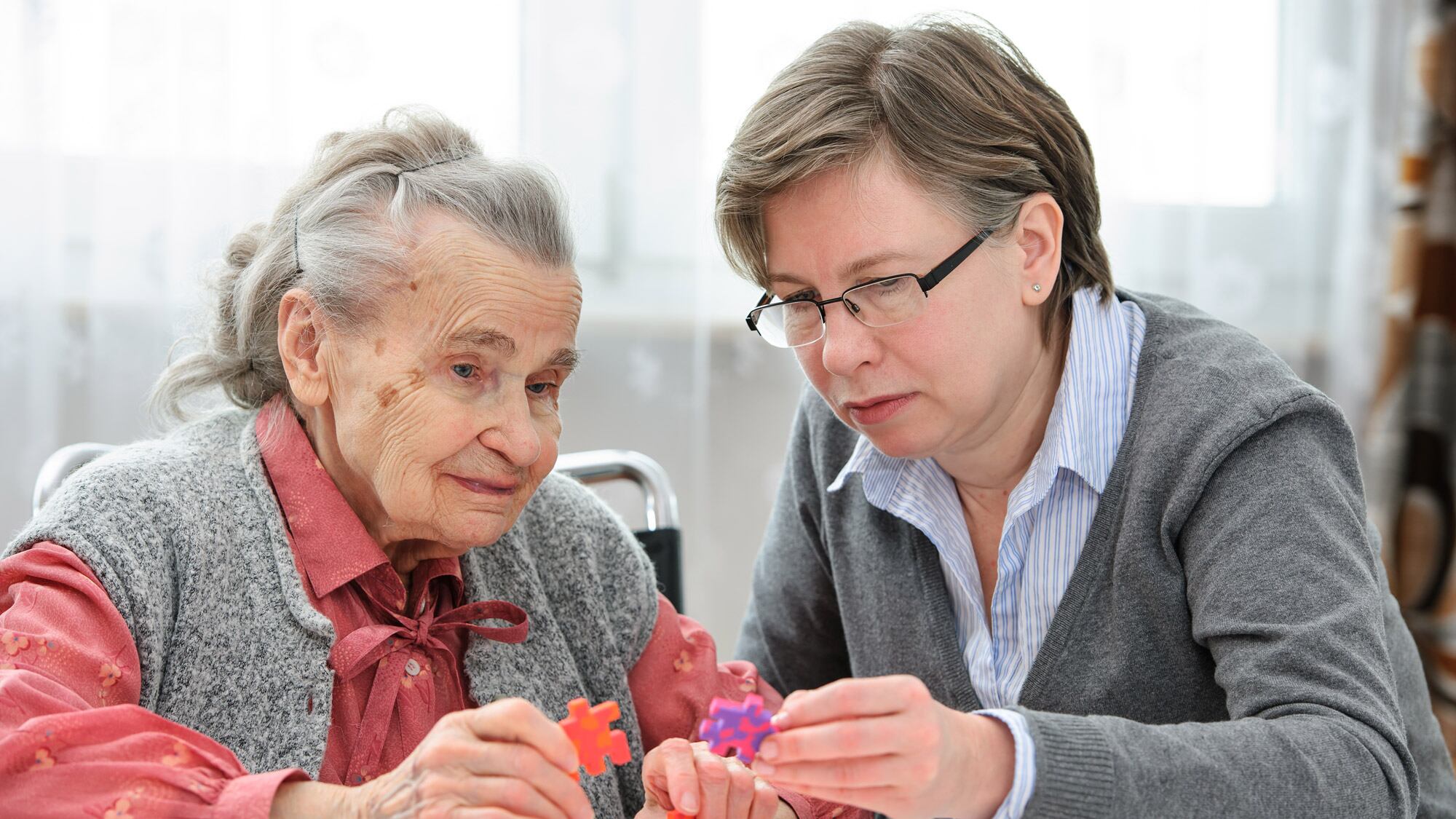 El alzheimer se asocia con factores como hipertensión y diabetes.