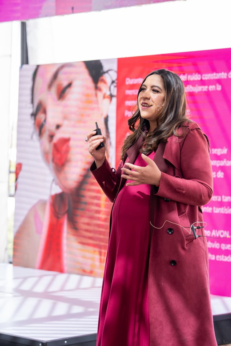 Ahinoam Uscanga, Gerente de Categoría Maquillaje y cuidado facial para Avon, durante la presentación del estudio Sácatela Duda "El Futuro de la Belleza". Foto: Cortesía.