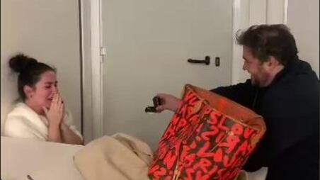 Profesor le pide matrimonio a profesora ante sus alumnos