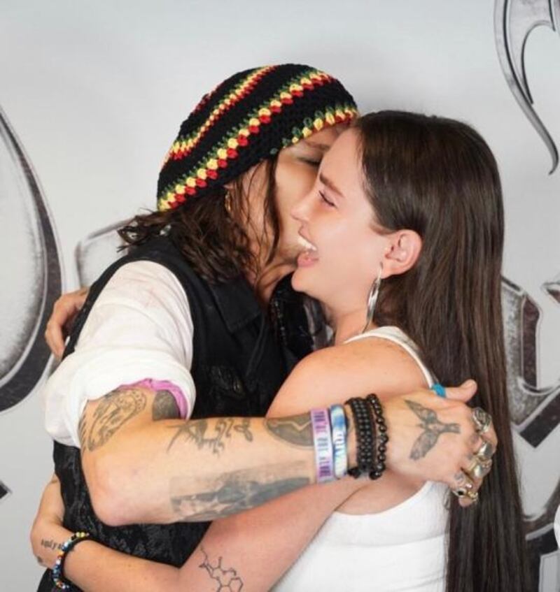 La famosa modelo de OnlyFans, Celia Lora, visitó a Johnny Depp, y cumplió una de sus fantasías.
